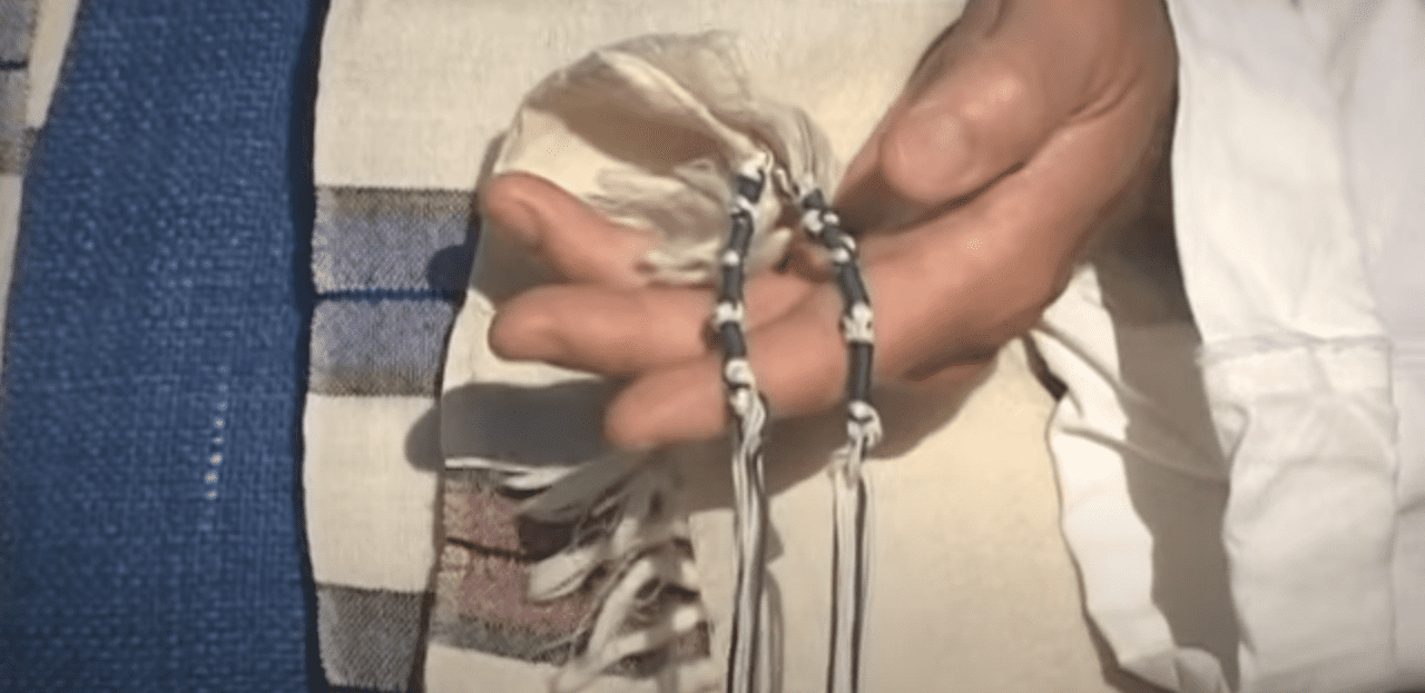 El borde de su manto
