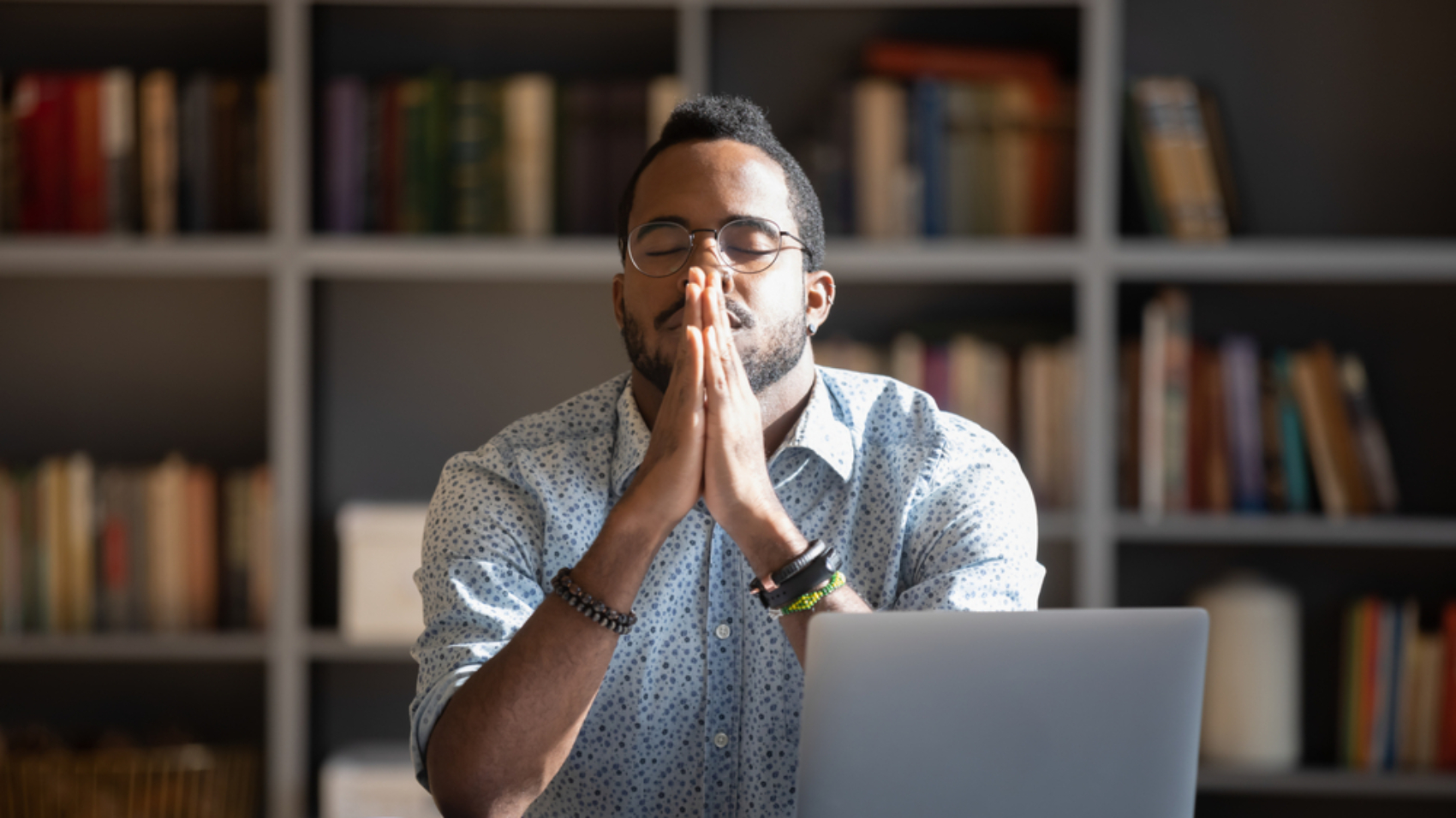Front,View,Frustrated,Millennial,African,American,Guy,Sitting,At,Able